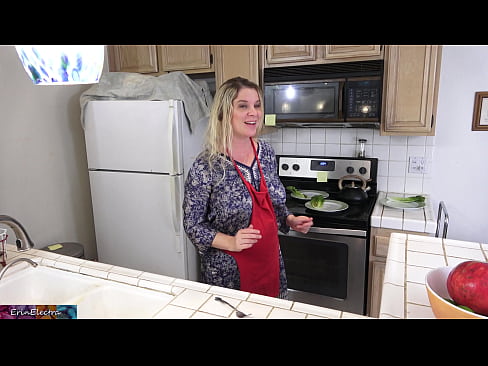 ❤️ Stepmom mulgere eum in culina ante diem suum Anal video apud nos